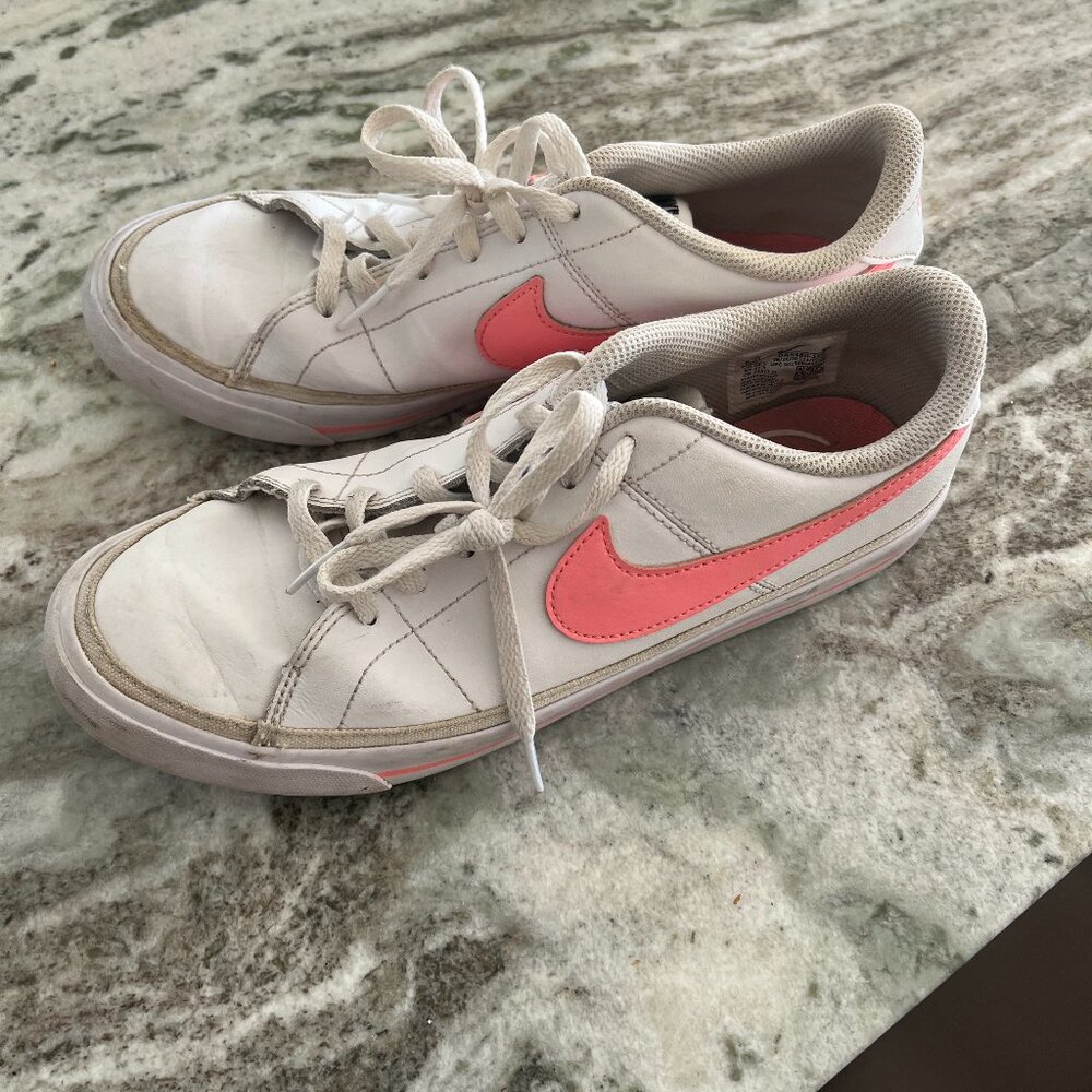 Nike White Pink Low Top Casual Sneakers Size 6.5 Youth fits like womens 8